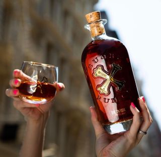 Komplexní, jemný nasládlý Bumbu rum 15y udělá léto 🌞, i když venku padají trakaře 🌧️. Vibe Karibiku vytvoří i na chatě 🏚️u...