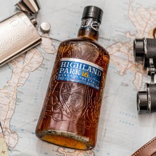 Dejte zimě "high-five" 🖐️ s touto 16 let starou whisky Highland Park Wings of The Eagle! 🦅 A zpříjemněte si zimní chvíle....